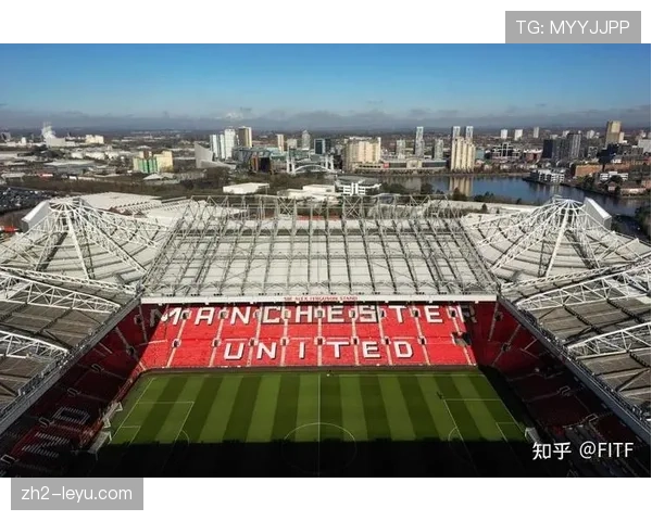 曼联计划改造老特拉福德围栏引发球员安全与球场设计新讨论 曼联计划改造老特拉福德围栏引发球员安全与球场设计新讨论