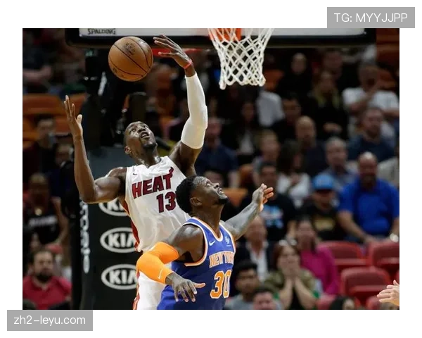 热火巴特勒低位单打遭协防,分球底角罗宾逊命中关键空位三分 热火巴特勒低位单打遭协防,分球底角罗宾逊命中关键空位三分